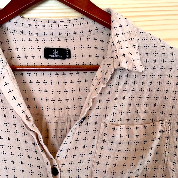 Light pink, cropped button up t-shirt - Picture 3 of 3